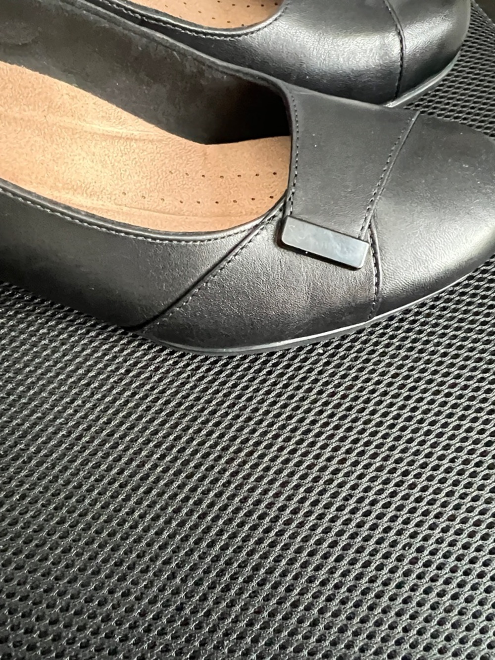 Clarks Black Leather Women's Comfort block heel pumps - Picture 7 of 9